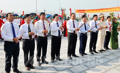 Các đồng chí lãnh đạo tỉnh dâng hương tưởng niệm Bác Hồ tại xã Hiệp Lực